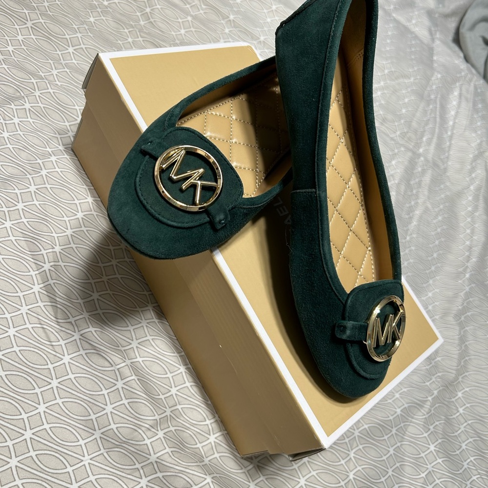 Size 6, Like new dark green Michael Kors suede flats